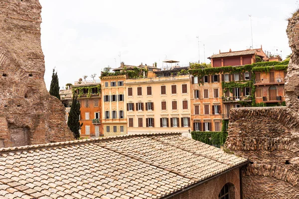 Casas coloridas velhas sob céu cinzento em roma, itália — Fotografia de Stock