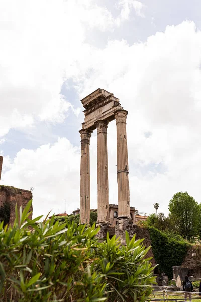 ROME, ITALY - JUNE 28, 2019: selective focus of tourists near temple of Castor and Pollux — Stock Photo