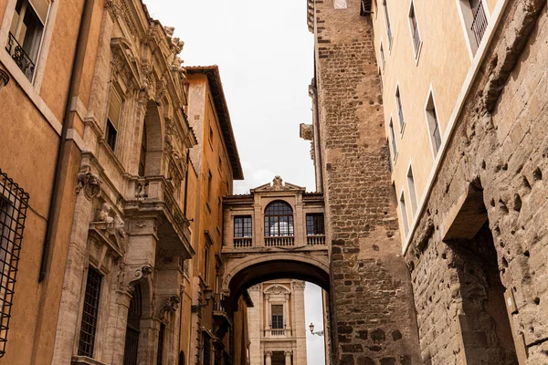 Edificios antiguos con bajorrelieves bajo cielo gris en roma, italia - foto de stock