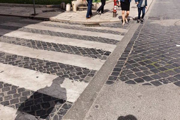Vista recortada de las personas en el paso de peatones en roma, italia - foto de stock