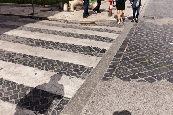 Vista ritagliata di persone all'incrocio a roma, Italia — Foto stock