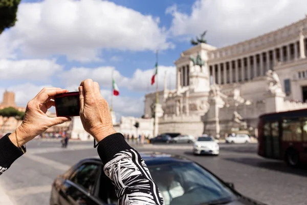 ROMA, ITÁLIA - JUNHO 28, 2019: vista cortada da mulher sênior tirando fotos do museu em dia ensolarado — Fotografia de Stock