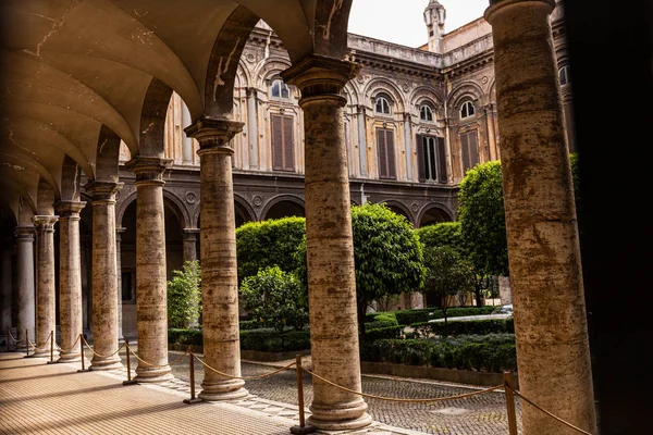 ROMA, ITALIA - 28 GIUGNO 2019: antichi edifici con colonne e alberi verdi — Foto stock