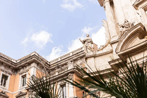 ROME, ITALIE - 28 JUIN 2019 : mise au point sélective de plantes vertes et de vieux bâtiments avec des statues en Rome, Italie — Photo de stock