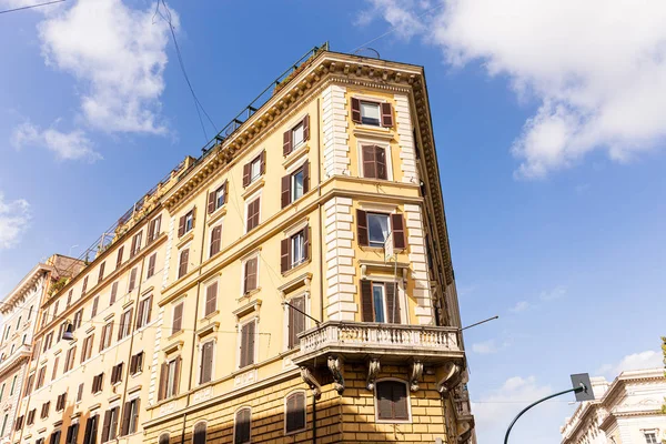 Bâtiments sous le ciel bleu avec des nuages en rome, italie — Photo de stock