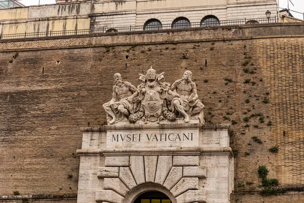 ROMA, ITALIA - 28 DE JUNIO DE 2019: exterior del Museo Vaticano con esculturas antiguas - foto de stock