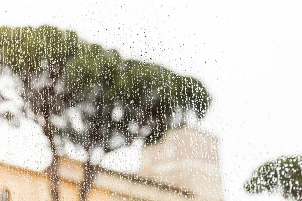 Vidrio de ventana con gotas de lluvia en roma, italia - foto de stock