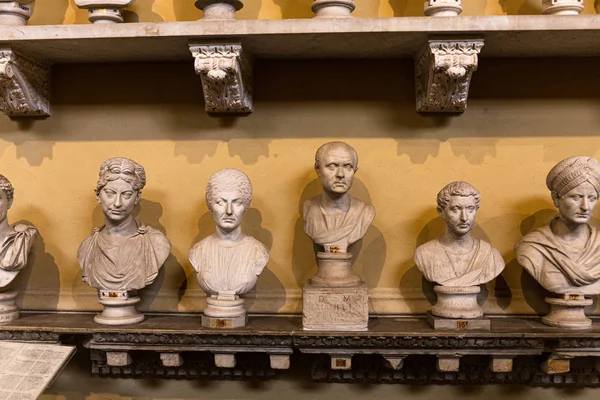 ROME, ITALIE - 28 JUIN 2019 : vue de face des anciens bustes du musée vatican — Photo de stock