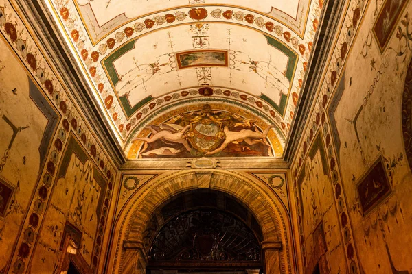 ROME, ITALIE - 28 JUIN 2019 : intérieur étonnant avec fresque dans le vieux bâtiment — Photo de stock