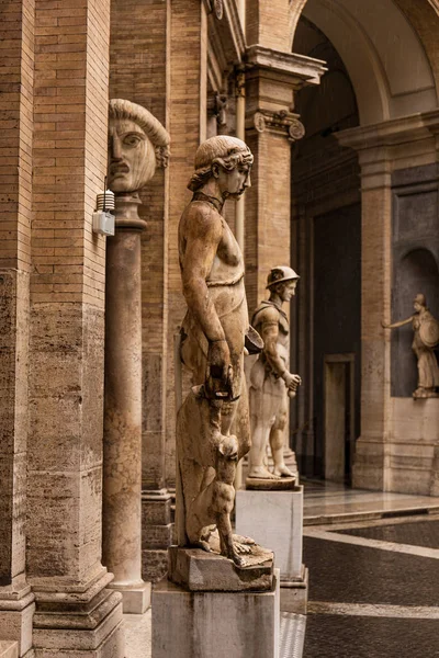 ROMA, ITALIA - 28 DE JUNIO DE 2019: antiguas estatuas romanas en el museo - foto de stock
