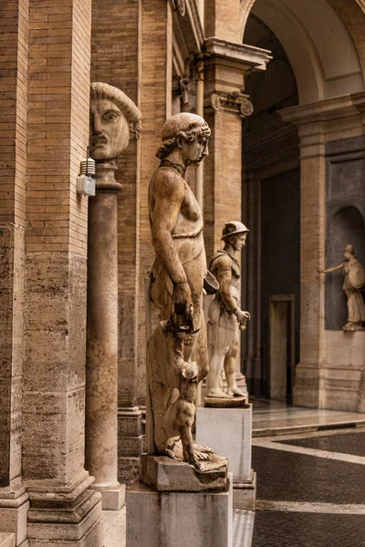 ROME, ITALIE - 28 JUIN 2019 : anciennes statues romaines au musée — Photo de stock