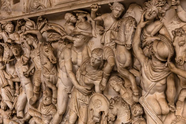 Rom, italien - 28. juni 2019: antikes römisches Flachrelief im museum — Stockfoto