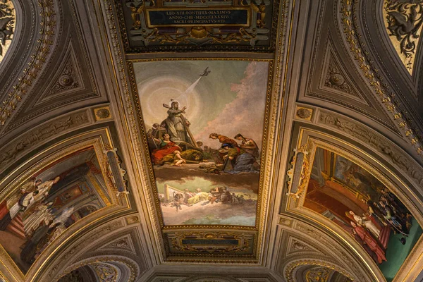 ROME, ITALIE - 28 JUIN 2019 : plafond avec fresques anciennes dans les musées vaticanes — Photo de stock