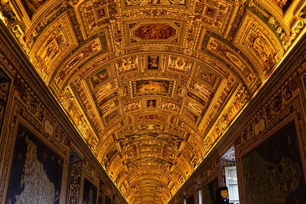 ROMA, ITALIA - 28 DE JUNIO DE 2019: techo con frescos antiguos en museos vaticanos - foto de stock