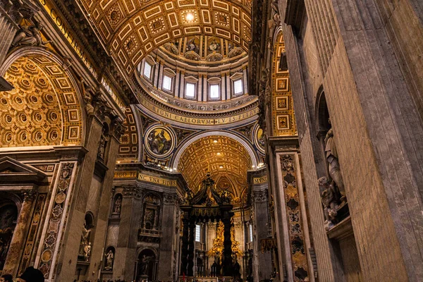 ROMA, ITALIA - 28 GIUGNO 2019: interno antico con affreschi e statue nei musei vaticani — Foto stock