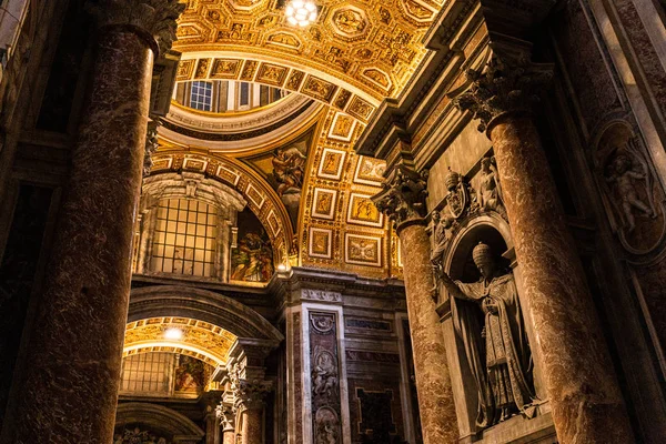 ROME, ITALY - JUNE 28, 2019: ancient interior with frescoes and statues in vatican museums — Stock Photo