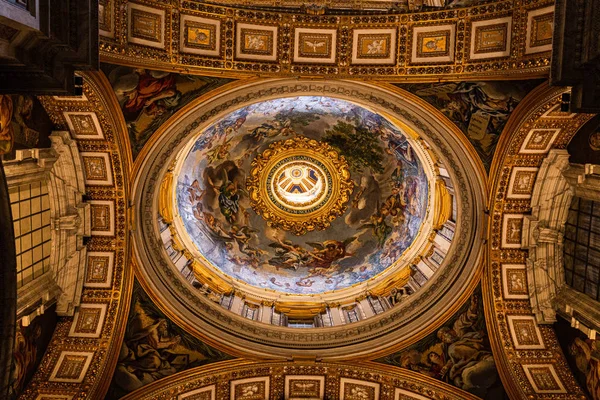 ROME, ITALIE - 28 JUIN 2019 : vue du bas du plafond avec des fresques anciennes dans les musées vaticanes — Photo de stock