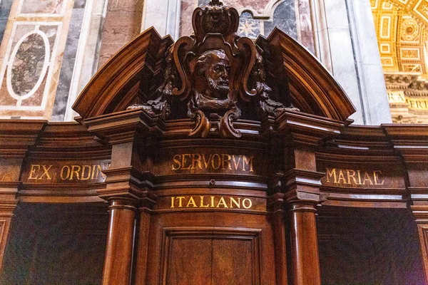 ROME, ITALIE - 28 JUIN 2019 : Cabine de confession dans la basilique Saint-Pierre au Vatican — Photo de stock