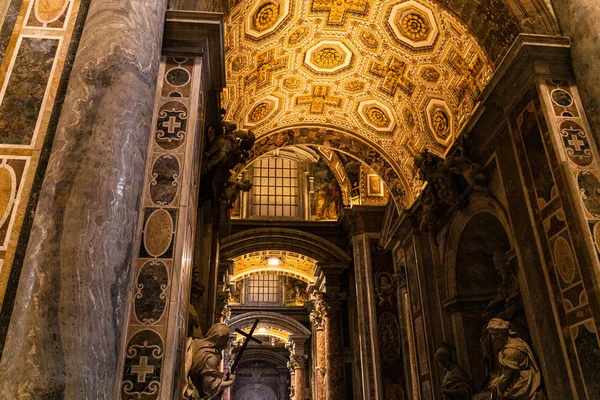 ROMA, ITALIA - 28 GIUGNO 2019: interno della basilica con affreschi e sculture in Vaticano — Foto stock