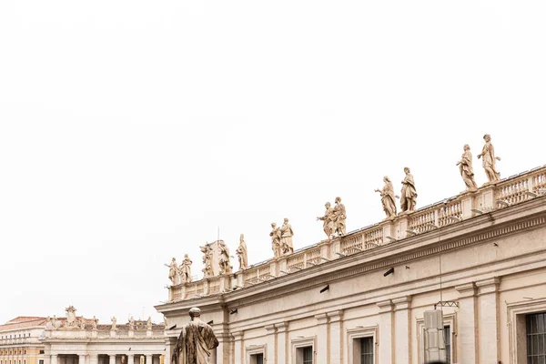 ROMA, ITALIA - 28 DE JUNIO DE 2019: Edificio antiguo con estatuas romanas bajo cielo gris - foto de stock