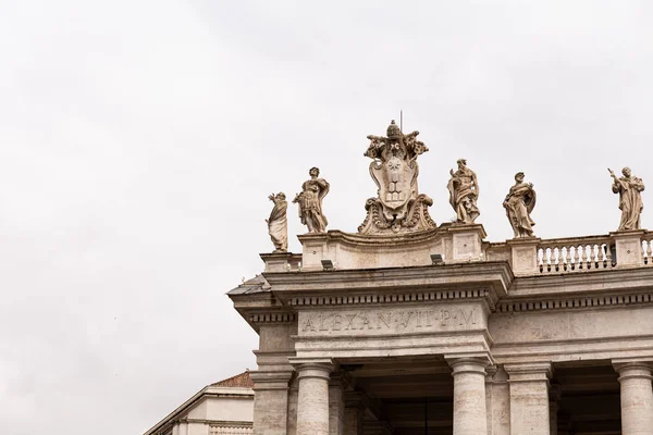 ROME, ITALIE - 28 JUIN 2019 : Bâtiment ancien avec sculptures romaines sous un ciel couvert — Photo de stock