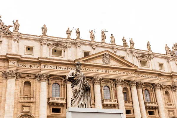 ROMA, ITALIA - 28 DE JUNIO DE 2019: exterior de la basílica de San Pedro bajo cielo gris - foto de stock