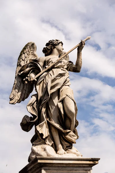ROME, ITALIE - 28 JUIN 2019 : Ancienne statue romaine par temps ensoleillé sous le ciel bleu — Photo de stock