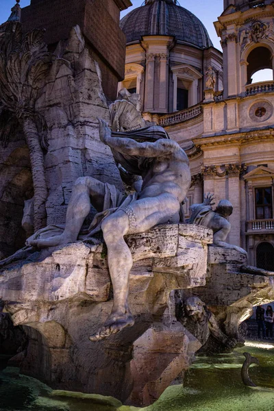 ROME, ITALIE - 28 JUIN 2019 : anciennes statues romaines près de vieux bâtiments — Photo de stock