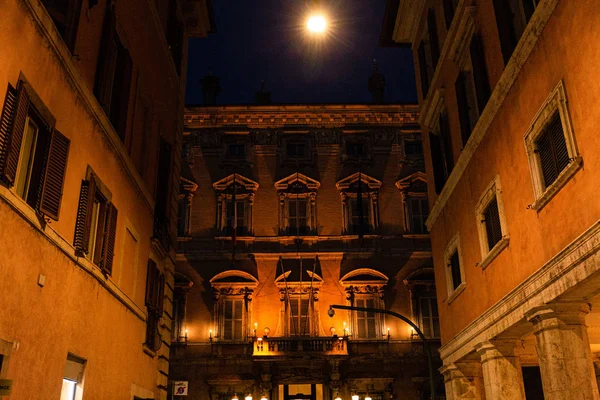 Edificios con iluminación nocturna en roma, italia - foto de stock