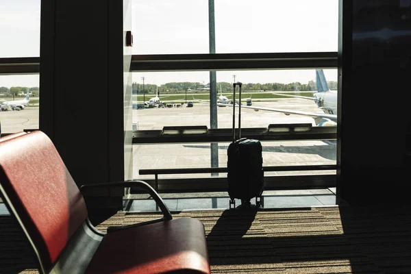 Aeropuerto sala de espera con maleta en roma, italia - foto de stock