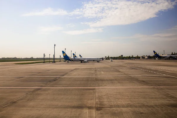 ROMA, ITALIA - 28 DE JUNIO DE 2019: aviones en aeródromo bajo el cielo con nubes blancas - foto de stock