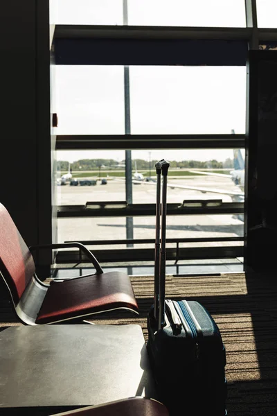 Salle d'attente de l'aéroport avec sièges et valise à Rome, Italie — Photo de stock