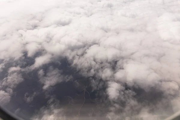 Cielo nublado con nubes grises en roma, italia - foto de stock
