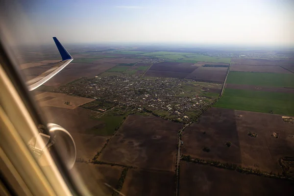 Vista aérea del país desde la ventana del avión en roma, italia - foto de stock