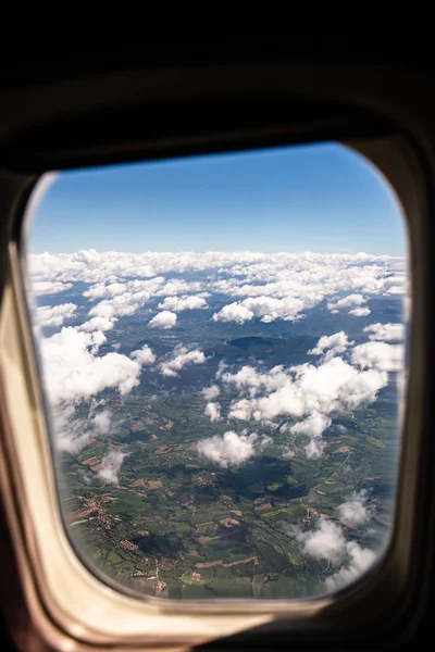 Vista aérea de la tierra bajo las nubes desde la ventana plana, roma, italia - foto de stock