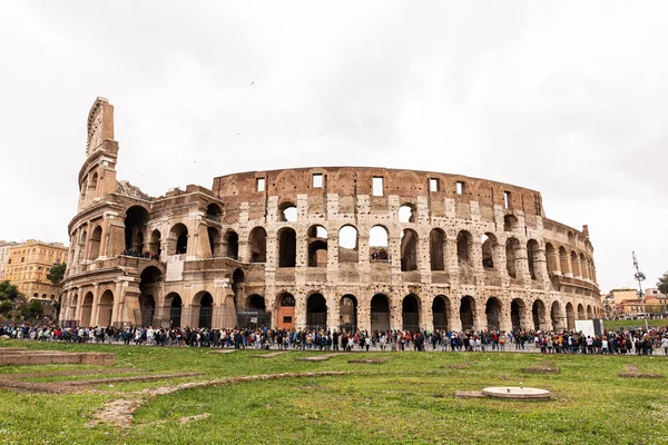 ROMA, ITÁLIA - 28 DE JUNHO DE 2019: Coliseu e multidão de turistas sob céu cinzento — Fotografia de Stock