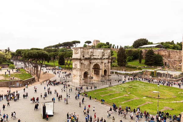 ROMA, ITALIA - 28 DE JUNIO DE 2019: multitud de turistas en la plaza cerca del arco de Constantino bajo el cielo gris - foto de stock