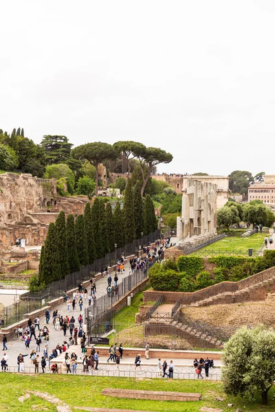 ROMA, ITALIA - 28 DE JUNIO DE 2019: multitud de turistas caminando en el foro romano - foto de stock