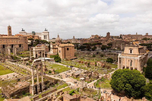 ROMA, ITÁLIA - 28 DE JUNHO DE 2019: turistas andando pelo fórum romano sob céu cinzento — Fotografia de Stock