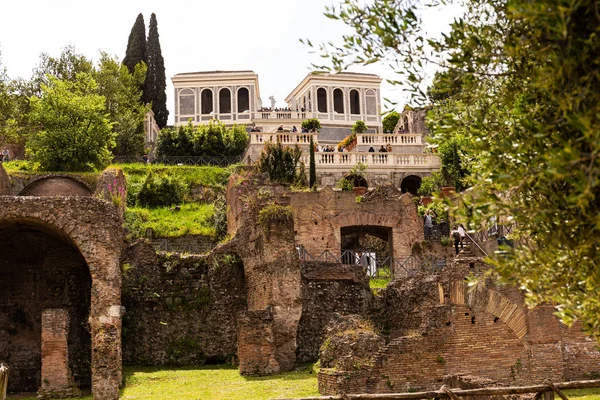 Рим, Італія-28 червня 2019: селективний фокус натовпу туристів біля стародавніх споруд — стокове фото
