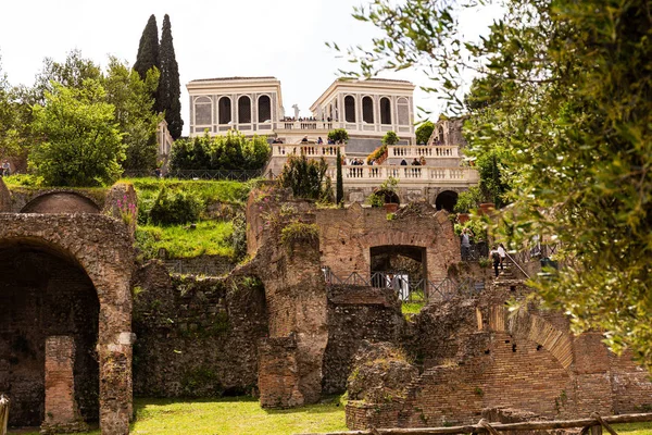 ROME, ITALY - JUNE 28, 2019: selective focus of crowd of tourists near ancient buildings — Stock Photo