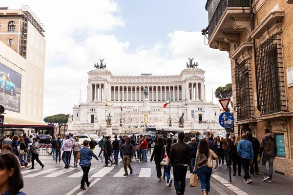 ROMA, ITALIA - 28 DE JUNIO DE 2019: multitud de personas caminando por la calle cerca de edificios antiguos - foto de stock