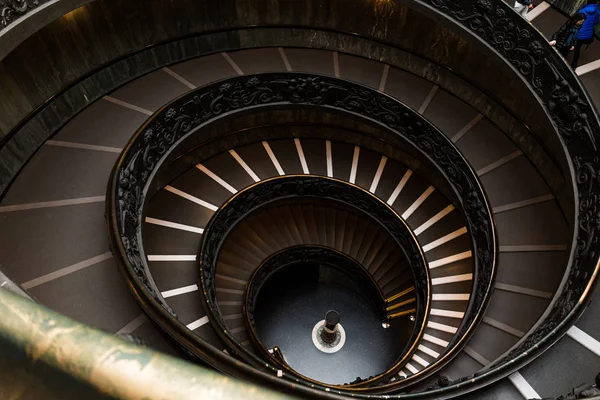 ROMA, ITALIA - 28 DE JUNIO DE 2019: Vieja escalera de Bramante en espiral en los museos vaticanos - foto de stock