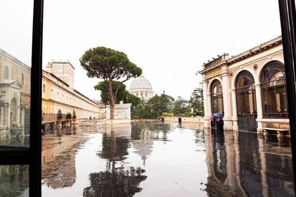 ROME, ITALIE - 28 JUIN 2019 : les gens sous la pluie sur la place près des vieux bâtiments — Photo de stock