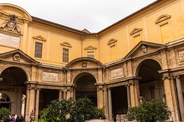 Rom, italien - 28. Juni 2019: Menschenmenge in der Nähe von Obstbäumen vor altem Gebäude — Stockfoto