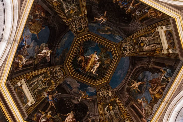 ROME, ITALIE - 28 JUIN 2019 : vue du bas du plafond avec de vieilles fresques en vatican — Photo de stock