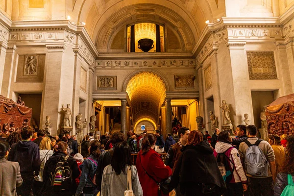 ROME, ITALY - JUNE 28, 2019: crowd of tourists walking and looking around in vatican museums — Stock Photo