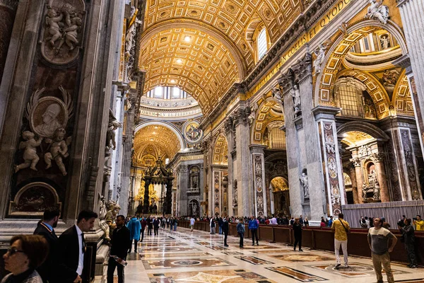 ROME, ITALY - JUNE 28, 2019: crowd of tourists walking and looking around in vatican museums — Stock Photo