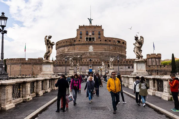 ROMA, ITÁLIA - 28 DE JUNHO DE 2019: multidão de pessoas andando na rua perto do prédio antigo — Fotografia de Stock