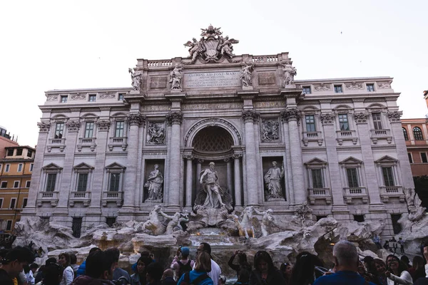 ROME, ITALIE - 28 JUIN 2019 : foule de personnes devant un vieux bâtiment avec des sculptures — Photo de stock